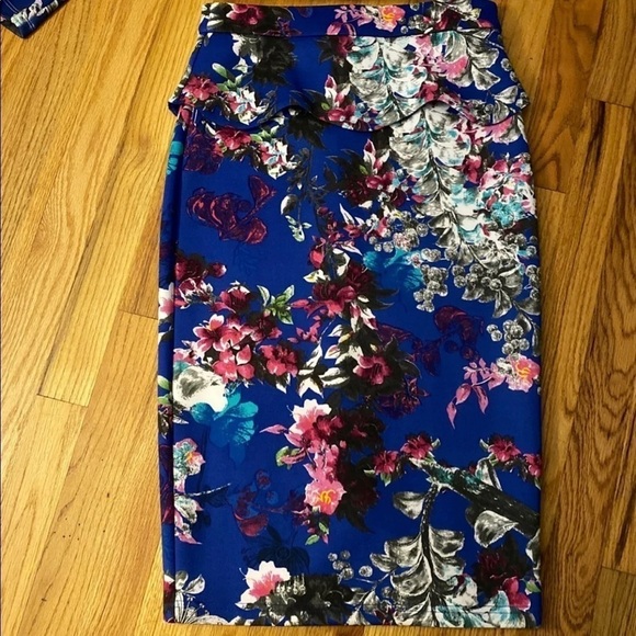 Bebe Crop Top & Matching Skirt - Picture 2 of 8